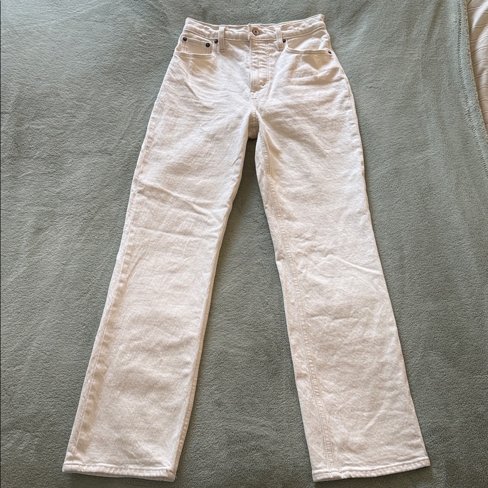 Abercrombie & Fitch Ultra High Rise 90s Straight Jean. 24 Short.